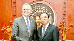 Secretary of the HCMC Party Committee Nguyen Van Nen (R) and US Ambassador to Vietnam Daniel J.Kritenbrink (Photo: SGGP)