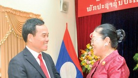 Standing Vice Secretary of the municipal Party Committee Tran Luu Quang (L) and Lao Consul General Phimpha Keomixay