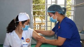Checking post-vaccination reaction (Photo: VNA)