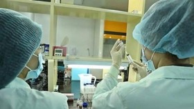 Vietnam striving to quickly produce home-made COVID-19 vaccines