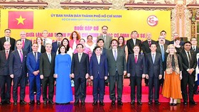 Secretary of the HCMC Party Committee Nguyen Van Nen (C), HCMC's leaders and delegates at the meeting