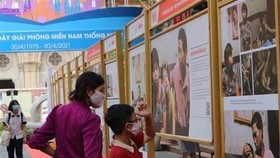 Visitors at the exhibition (Photo: VNA)