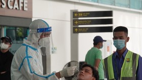 The Da Nang Center for Disease Control divides people into many groups, with each group containing 10 people. (Photo: SGGP)