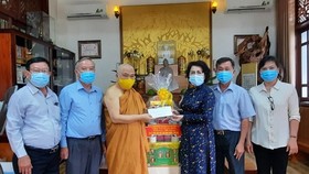 Chairwoman of the Vietnam Fatherland Front Committee of HCMC, To Thi Bich Chau (3rd, R) visits and extends greetings to Most Venerable Thich Giac Toan. (Photo: SGGP)