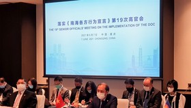Deputy Minister of Foreign Affairs Nguyen Quoc Dung (middle) at the meeting. (Photo courtesy of the Ministry of Foreign Affairs)