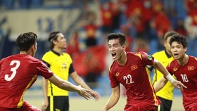 Nguyen Tien Linh celebrates his opening goal. (Photo: SGGP)