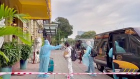 Guests go into quarantine in Riverside hotel in District 1. (Photo: SGGP)