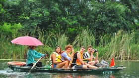 Foreign tourists visit Trang An tourism complex in northern Ninh Binh province (Photo: VNA)