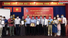 At the ceremony honoring award-wining articles of the Sai Gon Giai Phong (SGGP) Newspaper at the 39th HCMC Press Awards 2021