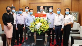 Vice secretary of the HCMC Party Committee Nguyen Ho Hai ( C) visits the Sai Gon Giai Phong (SGGP) Newspaper on the occasion of the 96th anniversary of the Vietnam Revolutionary Press Day. (Photo: SGGP)