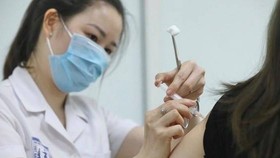 A medical worker gives a shot of Nano Covax to a volunteer in the third-phase trials at the Hanoi-based Vietnam Military Medical University (Photo: VNA)