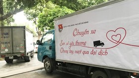 The Department of Transport of HCMC on July 22 have not required vehicles to present Identification certificates for priority green lane to ensure uninterrupted transport of essential goods. (Photo: SGGP)