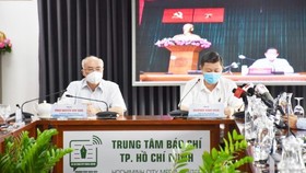 Head of the Propaganda and Education Board of the City Party Committee, Phan Nguyen Nhu Khue (L) and Vice Chairman of the People’s Committee Duong Anh Duc attend the virtual press conference at the HCMC Press Center. (Photo: SGGP)