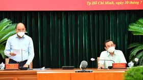 President Nguyen Xuan Phuc (L) and Secretary of the HCMC Party Committee Nguyen Van Nen at the working session (Photo: SGGP)