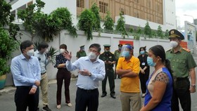 Chairman of the HCMC People’s Committee Nguyen Thanh Phong inspects a blue zone in the C13 alley on Ton Dan Street in District 4. (Photo: SGGP)