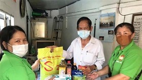 Presenting gifts to poor people (Photo: VNA)