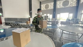 The Special Missions Unit receives ashes of Covid-19 victims from the Binh Hung Hoa Cremation Center and brings them to the City’s Funeral House. (Photo: SGGP)