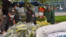 Military officers provide food for local people in Tam Binh Ward, Thu Duc City. (Photo: SGGP)