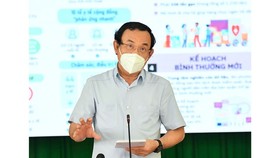 Secretary of the HCMC Party Committee Nguyen Van Nen speaks at the working session with District 7’s authorities . (Photo: SGGP)
