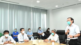 Secretary of the Party Committee of HCMC Nguyen Van Nen speaks at a working session with the city’s Covid-19 Intensive Care Hospital. (Photo: SGGP)