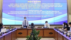 Chairman of the municipal People’s Committee Phan Van Mai speaks at the conference. (Photo: SGGP)