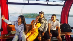 From the Hon Thom cable car, visitors can see the beauty of the entire island. (Photo: SGGP)
