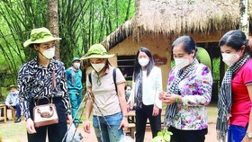 Chairwoman of the municipal People’s Council Nguyen Thi Le (2nd, R) and frontline healthcare workers visit Cu Chi Tunnel. (Photo: SGGP)