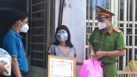 The family of Ms. Le Thi Tuyet Mai shares their support to the poorer. (Photo: SGGP)