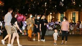 People flocks to Nguyen Hue walking street in District 1. (Photo: SGGP)