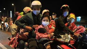 Many people flock to their hometown by motorcycle. (Photo: SGGP)