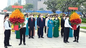 Members of the HCMC NA Delegation offer flowers to late President Ho Chi Minh. (Photo: SGGP)