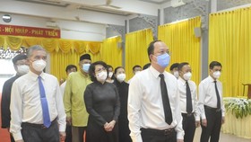 Vice Secretary of the Municipal Party Committee Nguyen Ho Hai (R) and city's leaders visit the memorial service for Most Venerable Thich Pho Tue. (Photo: SGGP)