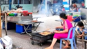 Nearly one month after the city bringing life back to the new normal state, people is gradually adapting to the current pandemic situation. (Photo: SGGP)