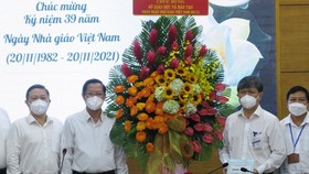 hairman of the People’s Committee of HCMC Phan Van Mai (2nd, L) and Vice Chairman Duong Anh Duc (L) visit the municipal Department of Training and Education on the occasion of the 39th anniversary of Vietnamese Teachers’ Day.