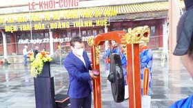Secretary of the Party Committee of Thua Thien-Hue Province Le Truong Luu beats the drum to start the restoration of the ancient buildings. (Photo: SGGP)