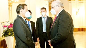 Chairman of the HCMC People’s Committee, Phan Van Mai (L) receives Austrian Ambassador of to Vietnam, Hans-Peter Glanzer (R). (Photo: SGGP)