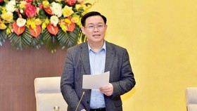 National Assembly Chairman Vuong Dinh Hue speaks at the meeting (Photo: SGGP)