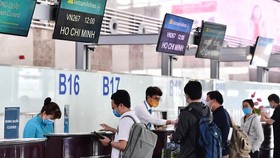 Passenger are queuing for check-in at the airline counter in an airport's departure terminal. (Photo: SGGP)