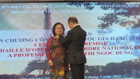Trao huân chương Sĩ quan Công trạng quốc gia Pháp tặng Chủ tịch Hội hữu nghị Việt - Pháp TPHCM