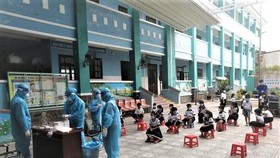 Học sinh Trường Tiểu học Thạnh An tham gia xét nghiệm tầm soát Covid-19 vào sáng 19-10 nhằm đảm bảo an toàn trước khi trở lại trường học trực tiếp
