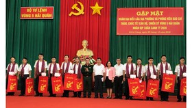 Đoàn công tác các tỉnh, thành phố tặng quà cho các đơn vị thuộc Vùng 5. Ảnh: TÍN HUY
