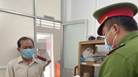 Bắt tạm giam “ông ngoại hờ” hiếp dâm cháu gái