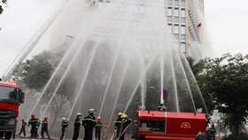Các phương tiện chữa cháy hiện đại được huy động đến hiện trường