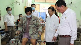 Người bệnh tập vật lý trị liệu trên máy vừa được tặng tại phòng khám Hội Chữ thập đỏ quận 8