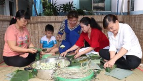 Phụ nữ tham gia gói bánh tét tại chương trình