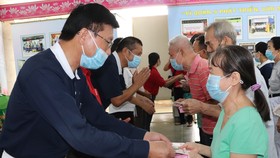 Người dân bị ảnh hưởng dịch Covid-19 nhận quà, sáng 24-1