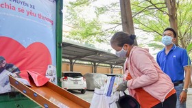 Trao nhu yếu phẩm đến công nhân đang cách ly tại doanh nghiệp