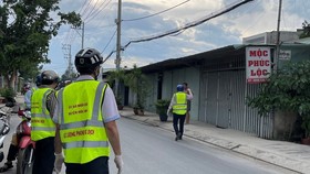 Đoàn kiểm tra nhắc nhở người dân đeo khẩu trang khi ra đường