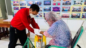 Ông Trần Trường Sơn, Chủ tịch Hội Chữ thập đỏ TPHCM trao quà đến người bán vé số có hoàn cảnh khó khăn trên địa bàn quận Bình Thạnh