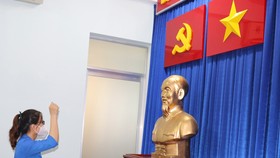 Đảng viên trẻ Lê Thị Vân tuyên thệ trong ngày vào Đảng 9-8